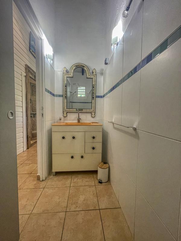 24.Location villa piscine St François Guadeloupe_Salle de douche commune